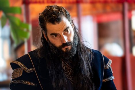 صور أكين أكينوزو بشخصية السلطان علاء الدين كيقباد في مسلسل الحب والعرش